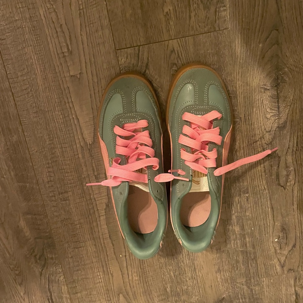 Girls Puma sneakers size  big kids size 5.5